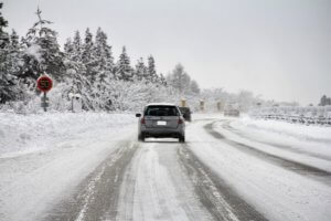 【冬の高速道路】スタッドレスタイヤだけではNGになる？新たなチェーン規制